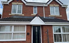 Luxury 4 Bedroom Retreat; With Hot Tub & Parking